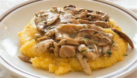  Polenta con Funghi: Lezzetli Bir Mantı Mükemmelliğinde Ormanın Gizemli Tatları ile Buluşuyor!