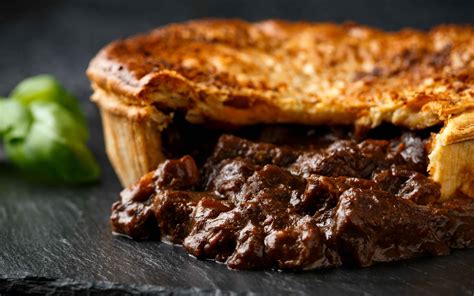  Steak & Ale Pie: Bir Klasik İngiliz Lezzeti İçin Sıcak ve Baharatlı Bir Yolculuk!