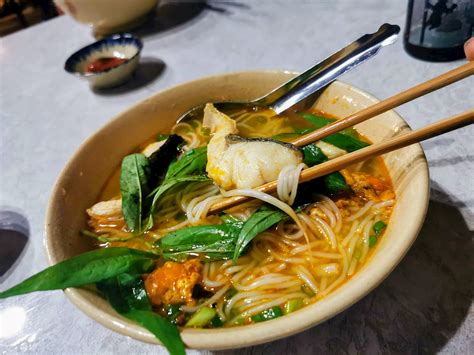  Bún Cá: Vietnam'nın An Giang İli'nden Lezzetlere Bir Yolculuk! Deniz Ürünlerinin Tazeliği ile Ferahlamasına Dönüşen Bir Çorba Şöleni!