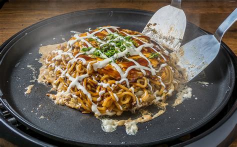  Hiroshima Okonomiyaki: Kızaran Lezzetlerle Dolup Doyuran Bir Japon Klasik Mi?