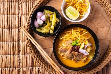  Khao Soi! Bu Kremalı ve Ekşi Tatlarla Dolu Lezzet Partisi İçin Tayland'ın En İyi Sıcak Yemeği!