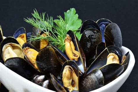  Moules Frites: Lezzetli Deniz Ürünleri ile Bir Aşk Hikayesi ve Mükemmel Bir İkilemin Uyum Sağlaması