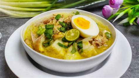  Soto Banjar -  Lezzetli bir baharat çorbası ve tavukla dolgun bir öğün!