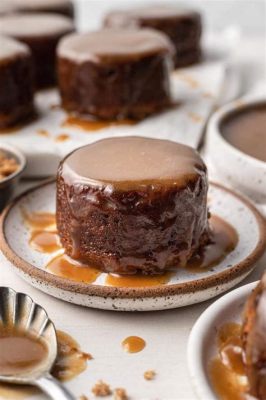  Sticky Toffee Pudding:  Bir İngiliz Klasikinin Yumuşaklık ve Tatlılığını Keşfedin!