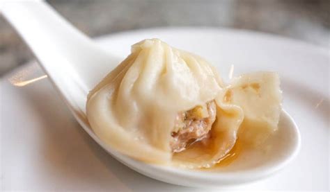  Wuxi Xiaolongbao: Sulu Bir Dolguyun İçinde Şekilli Bir Lezzet Bombası mı?